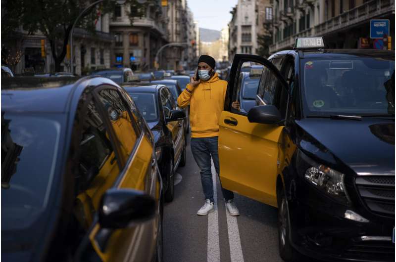 Taxi driver unions protest Uber's return to Barcelona