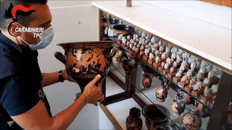 La collezione comprende vasi dipinti a figure rosse, ambra, ceramica nera lucida e numerose statue in terracotta