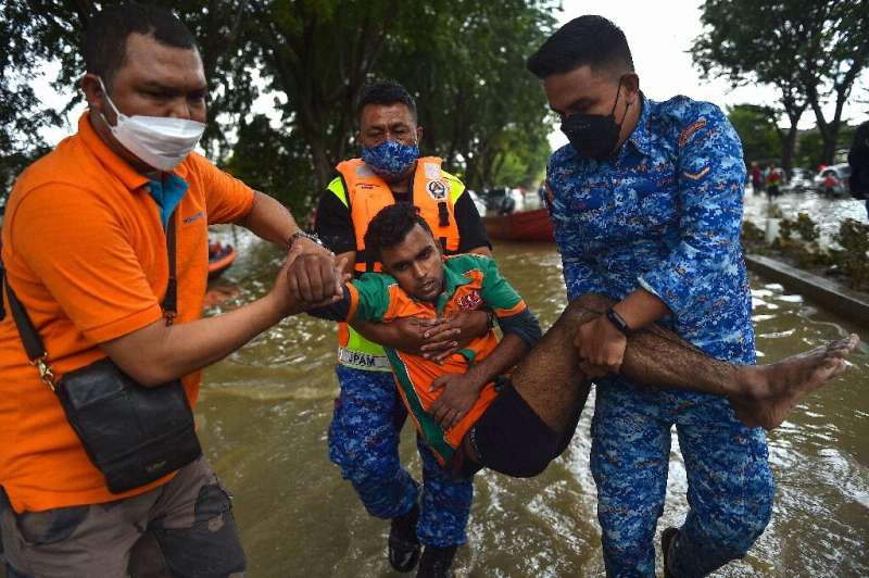 The death toll from the floods rose to 14, including eight in Selangor and six in the eastern state of Pahang