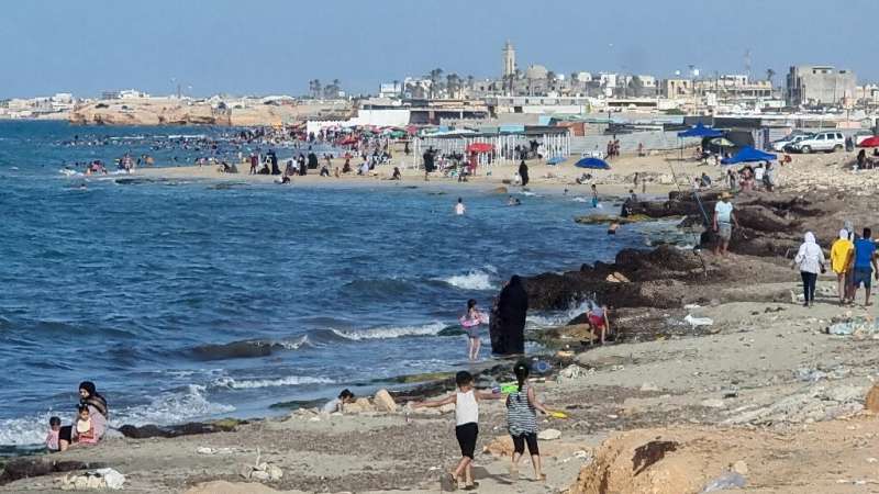 The environment ministry has ordered the closure of a number of beaches along the Greater Tripoli coastline, despite the roastin