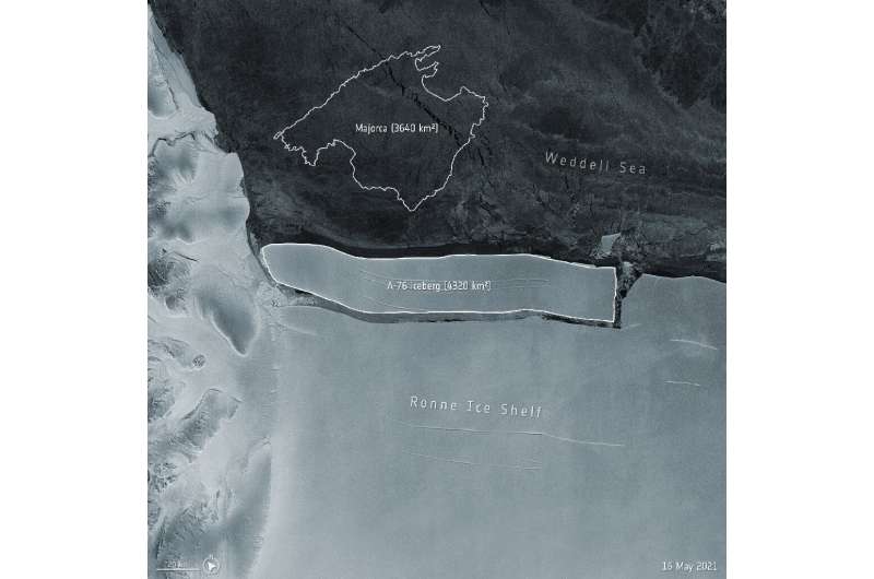 L'iceberg, surnommé A-76, mesure environ 4320 km2, ce qui en fait actuellement le plus grand berg du monde