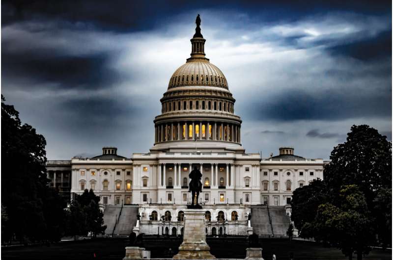 The tipping point for legislative polarization
