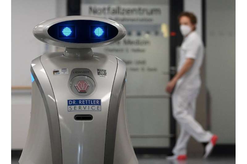 The cleaning robot named Franzi has made friends at the Neuperlach hospital where she works