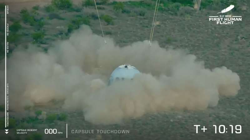 Dieses Standbild aus dem Video von Blue Origin zeigt die wiederverwendbare New Shepard-Handwerkskapsel, wie sie bei Berührung aus dem Weltraum zurückkehrt