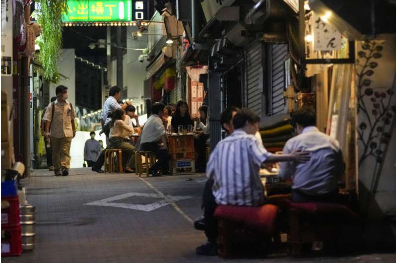 Tokyo eateries return to normal hours as virus cases drop