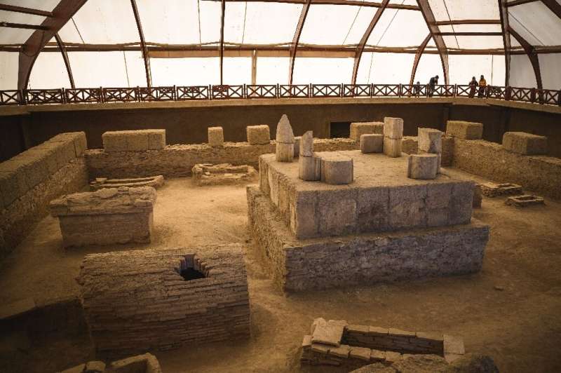گردشگران از گورستان محل بازدید می کنند - تصاویر اسکن شده زیر بقایای کل شهر باستانی را نشان می دهد - از جمله معابد، تقویت کننده
