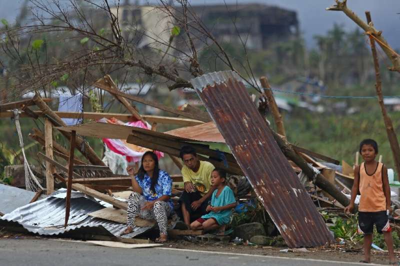 طوفان پارادایس صدها هزار نفر را پس از ایجاد ویرانی در جنوب و مرکز فیلیپین بی خانمان کرد.