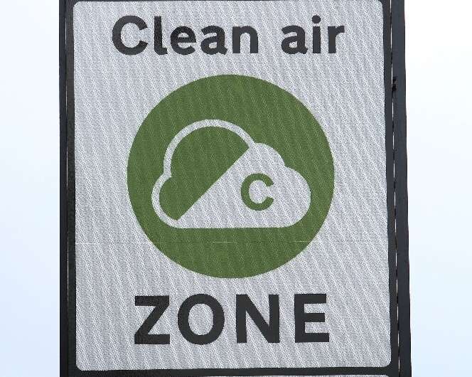Under the new initiative, the limits of the new pollution charge area are shown on signs bearing a cloud on a green background