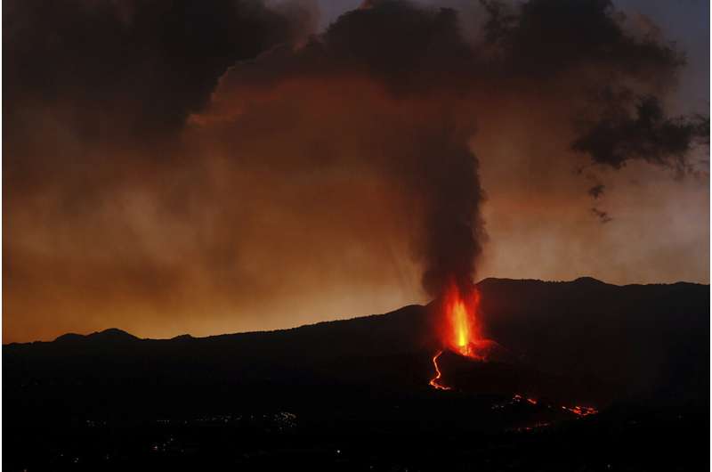 Volcanic ash cloud halts flights to and from Spanish island