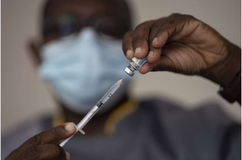 西非卫生官员在疫苗接种高峰期间竞相接种疫苗