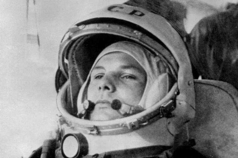 27-летний Юрий Гагарин готовится к посадке на советский космический корабль «Восток-1» 12 апреля 1961 года, прежде чем стать первым человеком, совершившим кругосветное путешествие.