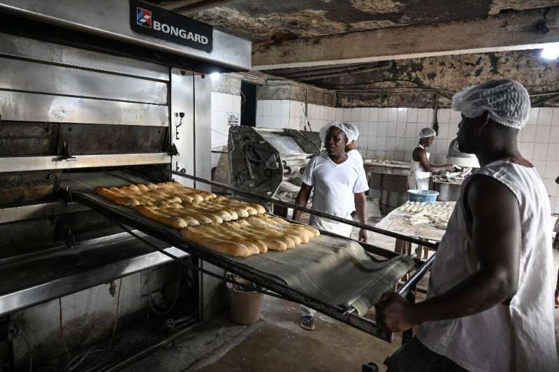 Una panadería en Yopougon, un suburbio de clase trabajadora de Abiyán, donde la mezcla de harina se usa para hacer pan.  Los consumidores pueden tomar tiempo para un