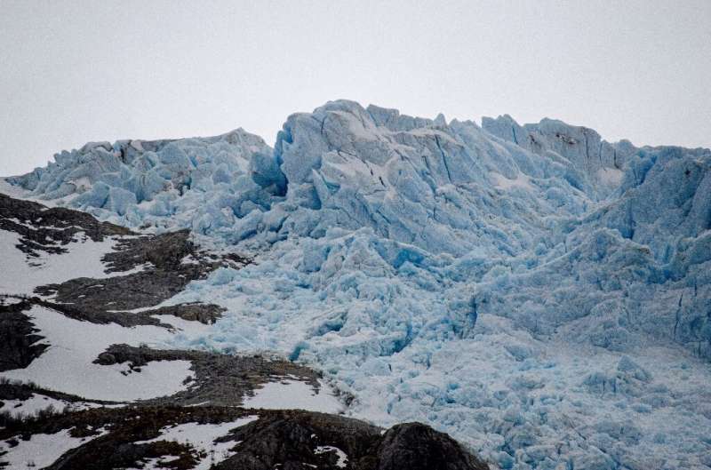 Un glaciar sobre la cordillera de Darwin visible desde el Canal Beagle en el sur de la región de Magallanes de Chile