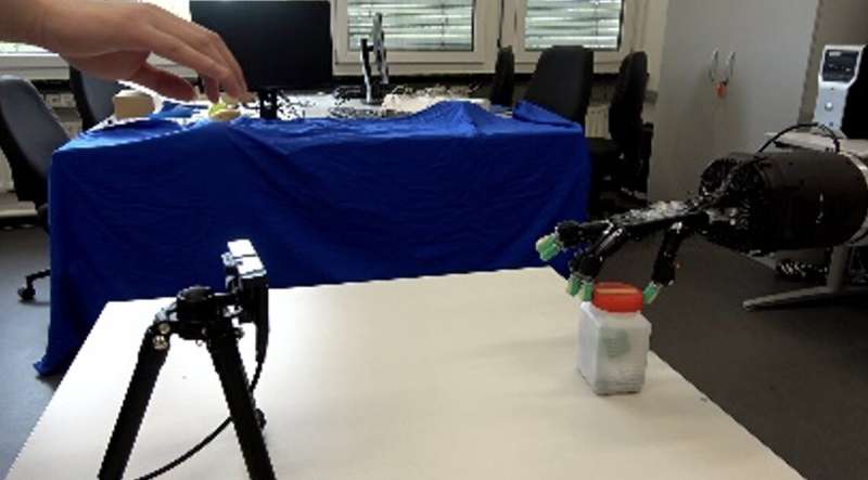 A new approach to enhance multi-fingered robot hand manipulation 
