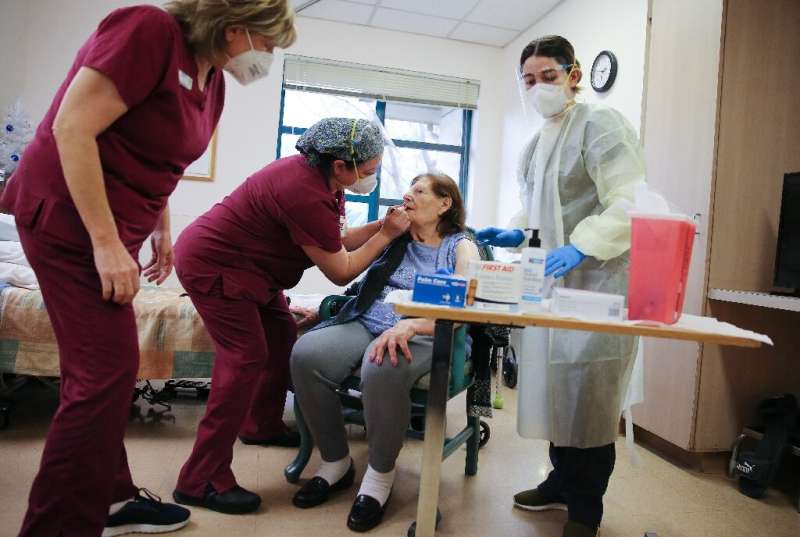 A nurse prepares to administer a Covid-19 vaccine to a resident at a nursing home in Los Angeles in January 2021: a new study sh