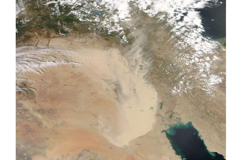 Una imagen satelital cortesía del Observatorio de la Tierra de la NASA tomada el 16 de mayo muestra una tormenta de polvo que envuelve partes de Irak y los países vecinos.