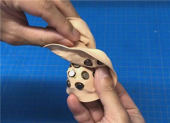 Soft and wireless tactile interface that can mechanically simulate the sensations on the skin