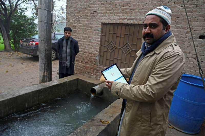 Una tableta es ahora todo lo que Aamer Hayat Bhandara necesita para controlar el riego en parte de las 100 hectáreas que cultiva.