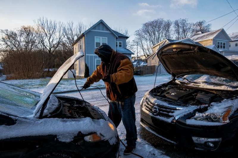 Антонио Смозерс заводит свой автомобиль во время сильного зимнего шторма, надвигающегося на Нэшвилл, штат Теннесси, 23 декабря 2022 года.