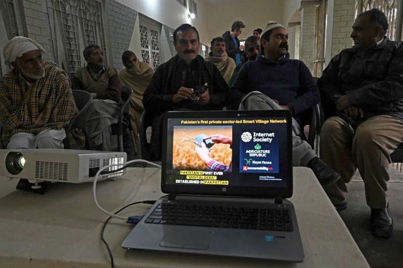 En "Dera digital"  los agricultores vienen a ver computadoras y tabletas que brindan pronósticos meteorológicos precisos, así como la