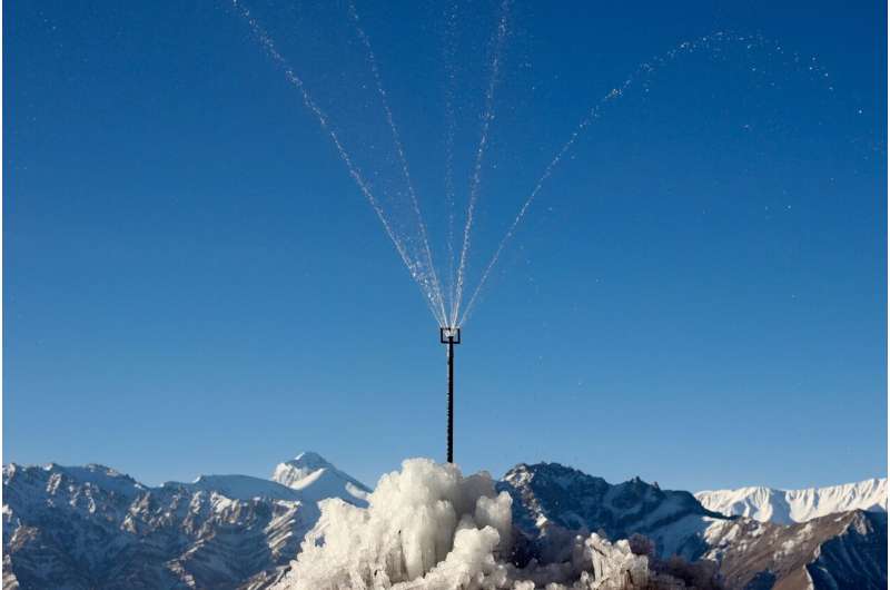 La automatización construye reservorios de torres de hielo mejores y más grandes para la agricultura seca y de altura