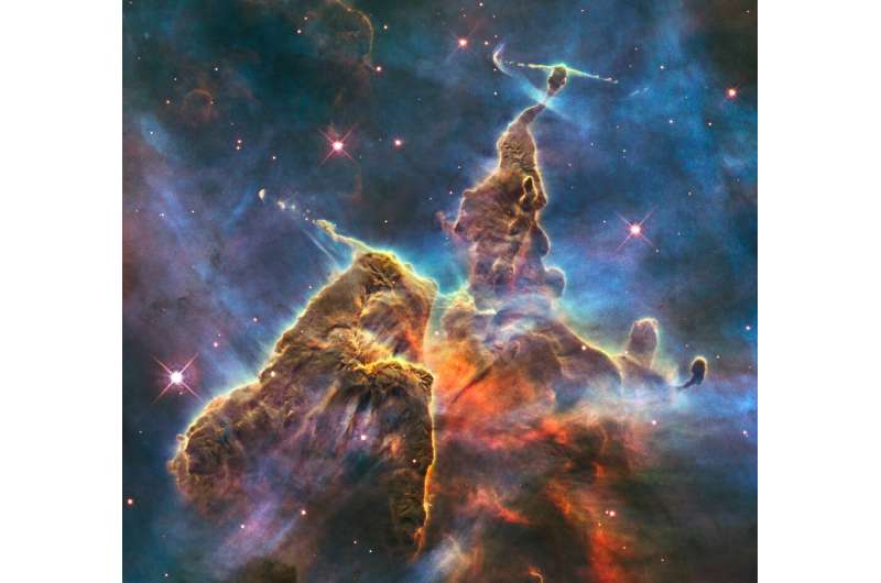 Carina Nebula es famosa por sus imponentes pilares que incluyen "Mystic Mountain", "  un pinnac cósmico de tres años luz de altura