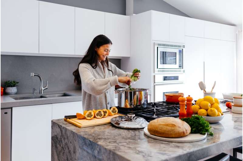 بوسه سرآشپز: تحقیقات نشان می دهد آشپزی سالم در خانه برابر است با ذهن سالم
