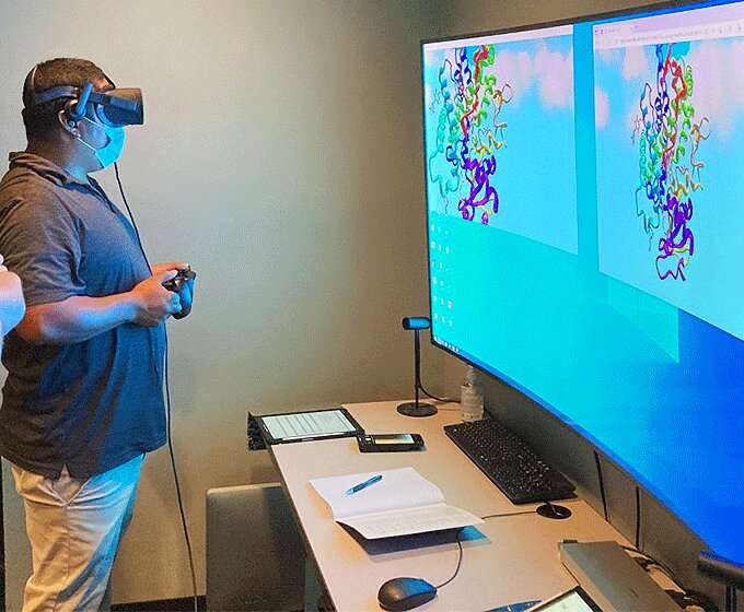 Chemistry professor utilizes virtual reality to give UTSA students unique look at proteins