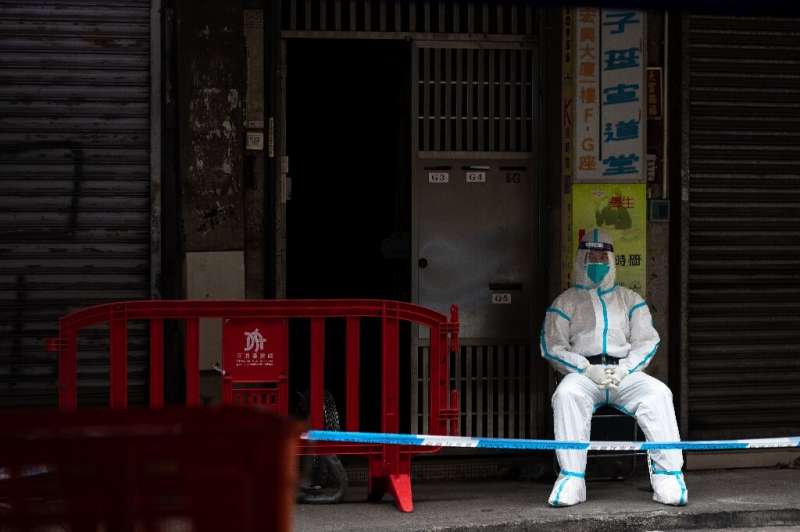 China es la última economía importante soldada a una estrategia de erradicar los brotes de virus a medida que ocurren.