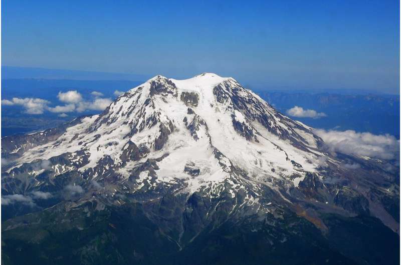 Cloud over Mount Rainier stirs panic after people mistake it for sign of eruption