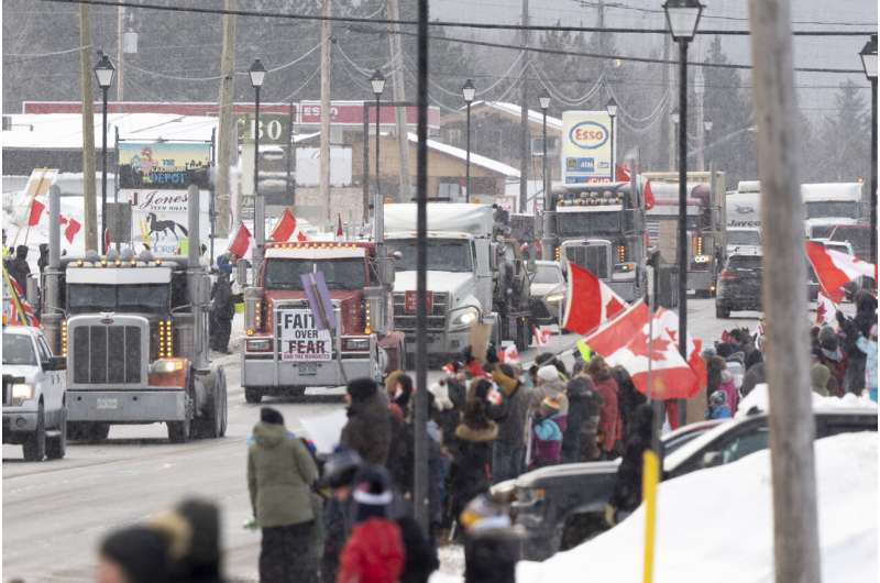 Crowd in Ontario cheers on anti-vaccine mandate truck convoy