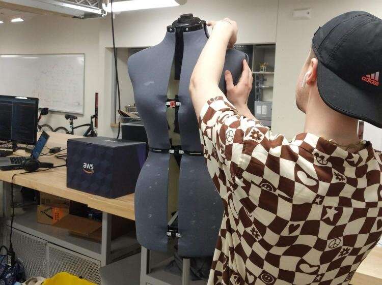 Diplômé du doctorat de CU Boulder, les étudiants de premier cycle créent un vêtement adapté à la traînée qui change en temps réel