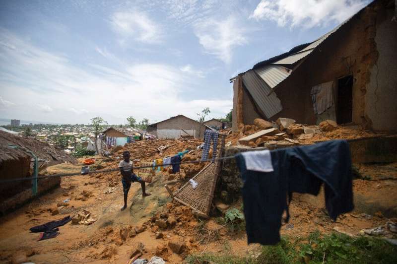 خلف إعصار غومبي 12 قتيلاً ، وأضر بأكثر من 30 ألف شخص ودمر أكثر من 3000 منزل منذ أن وصل إلى اليابسة في مو.