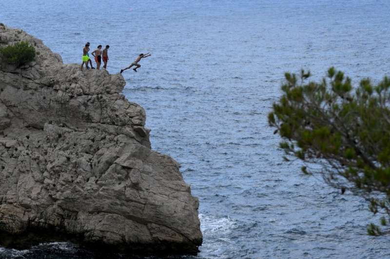 Diving from Calanques cliffs is a popular pastime