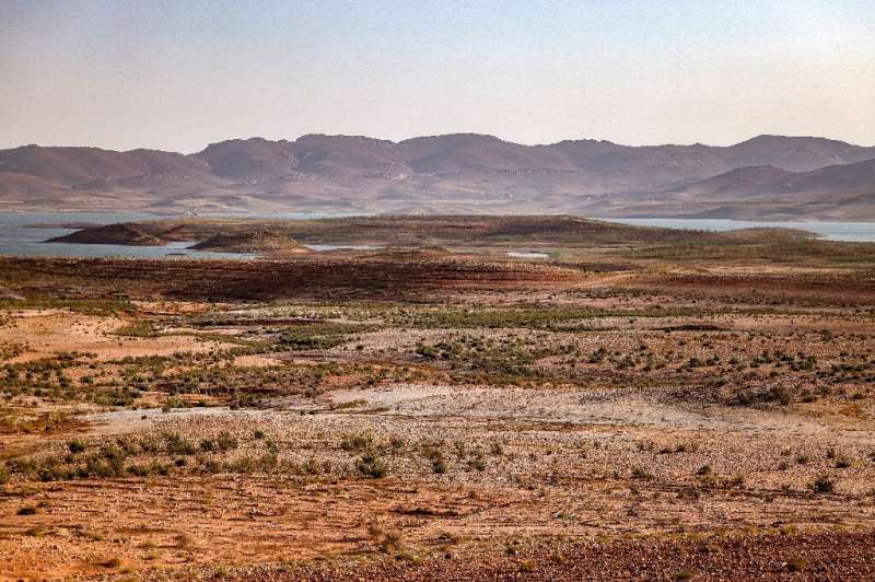 El paisaje seco rodea la presa de Al Massira, la segunda más grande de Marruecos