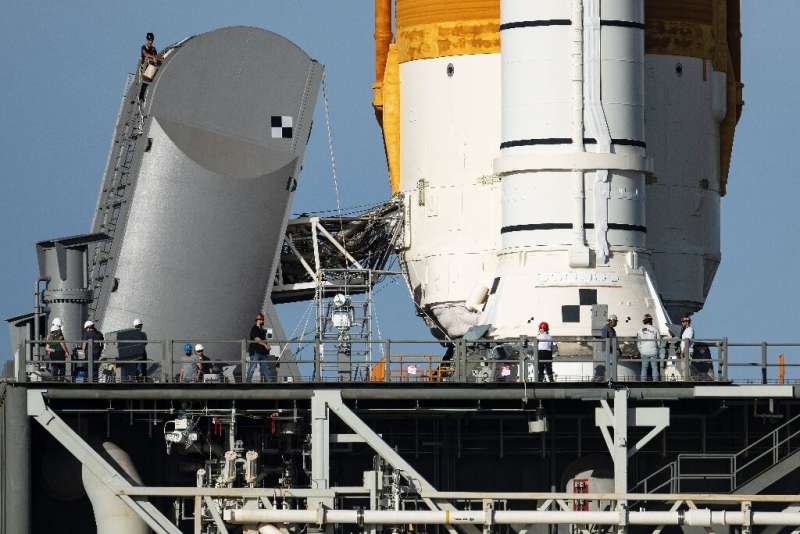 Los ingenieros trabajan en el umbilical del mástil de servicio de cola del cohete lunar Artemis I sin tripulación mientras se encuentra en la plataforma de lanzamiento 39B de la NASA 