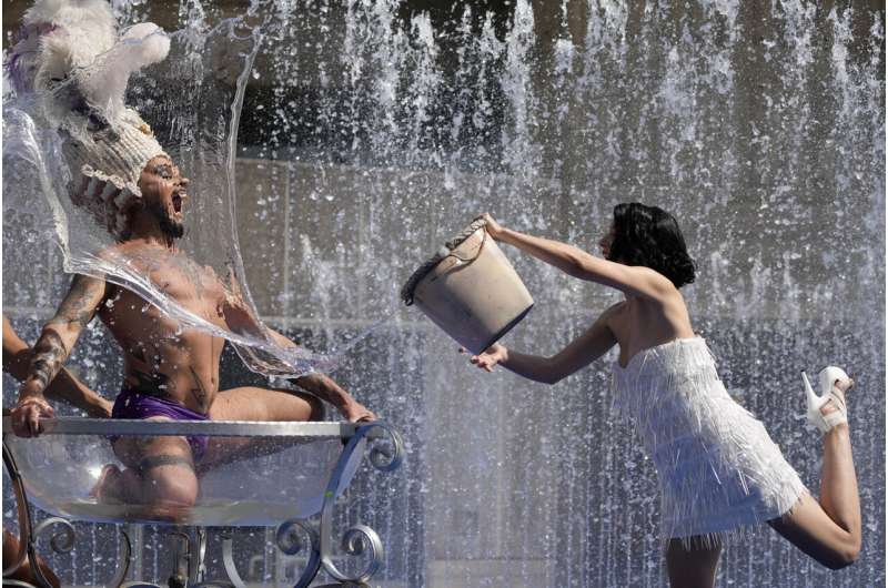 Europe seeks to stay cool in record-breaking heat