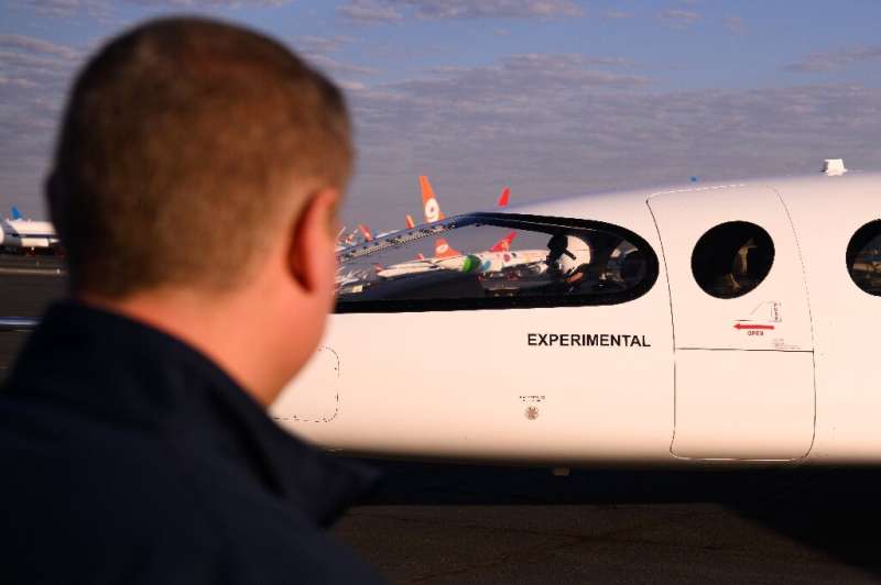 Le PDG d'Eviation, Gregory Davis, observe l'avion tout électrique 