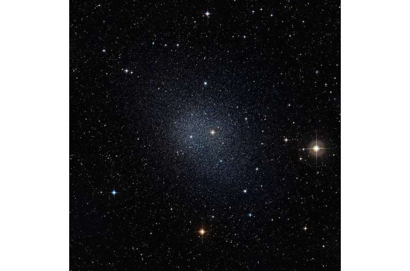 Extended stellar halo detected in the Fornax galaxy