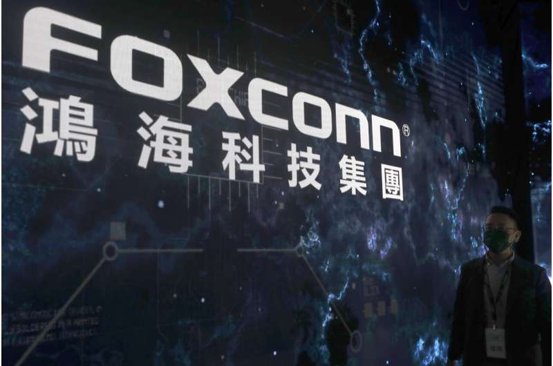 Foxconn apologizes for pay dispute at China factory