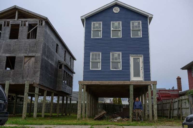 Фредди Рестрепо перед своим домом в Атлантик-Сити, разрушенным ураганом Сэнди десять лет назад.