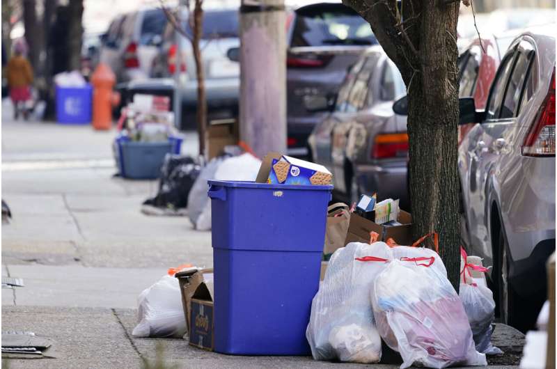 Lixo e recicláveis ​​se acumulam à medida que a omicron cobra seu preço