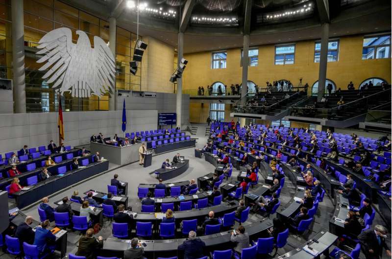 German lawmakers seek elusive compromise on vaccine mandate