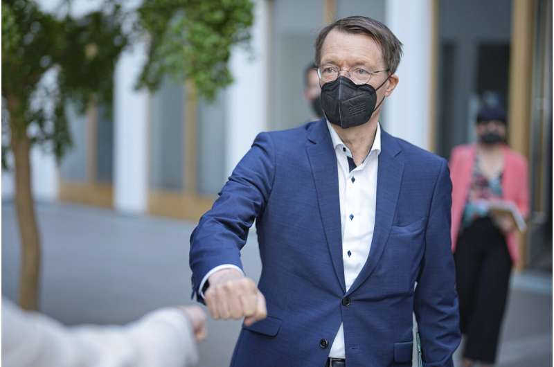 Germany's health minister urges voluntary use of face masks