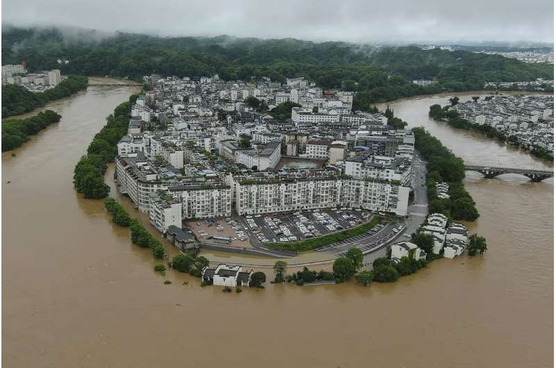 Heavy floods, landslides destroy buildings, roads in China