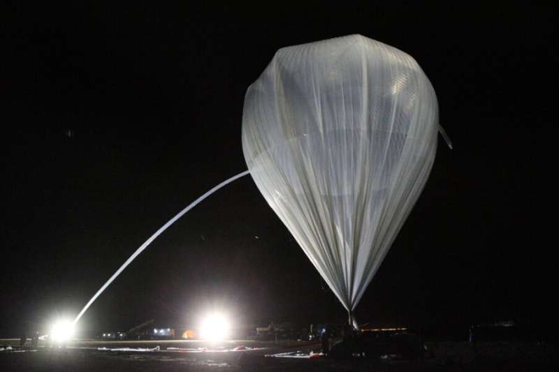 Heavy payload balloon lifted to near-space heights