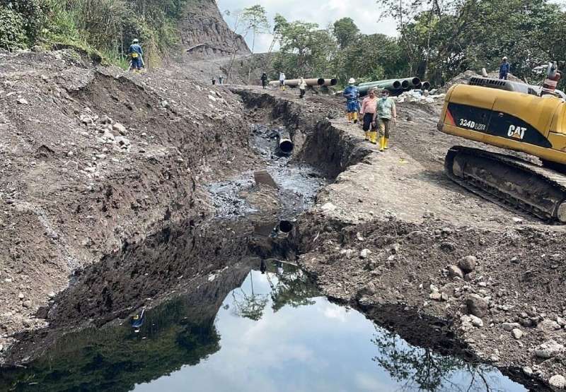 Heavy rains caused a mudslide in the eastern Napo province on Friday, during which a rock struck and ruptured a pipeline owned b