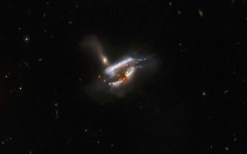 Hubble capture le trio galactique tourbillonnant