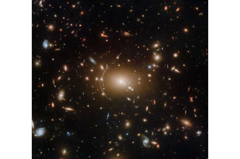 El Telescopio Hubble celebra la temporada espeluznante con Abell 611, una telaraña de galaxias unidas por un misterioso secreto.