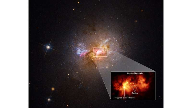 Хаббл обнаружил черную дыру, поджигающую звездообразование в карликовой галактике